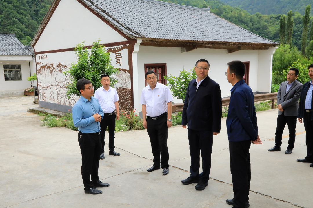 郝军亮赴集团村落振兴助扶点调研慰问 郝军亮赴集团村落振兴助扶点调研慰问