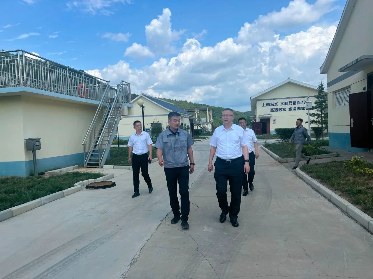 郝军亮到水环境公司黄陵县污水处置厂督导查抄安全BC贷工作 郝军亮到水环境公司黄陵县污水处置厂督导查抄安全BC贷工作